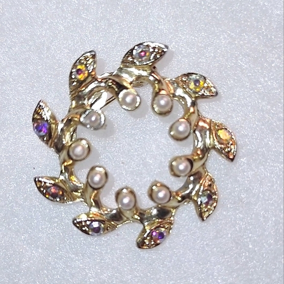 Circle of Leaves Brooch w/ Aurora Borealis Stones & Pearl - Picture 3 of 10